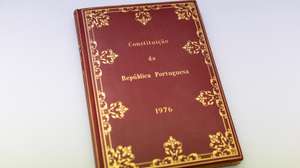 O livro da Constituição da República Portuguesa de 1976, na Assembleia da República, em Lisboa, 23 de março de 2026. JOSÉ SENA GOULÃO/LUSA (ACOMPANHA TEXTO DE 31 de março de 2026)