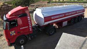 Bombeiros de Bragança abastecem de água a principal  mãe-de-água de Coelhoso, devido à seca e ao aumento de população emigrante no mês de Agosto, na aldeia de Coelhoso, em Bragança, 30 de Agosto de 2009. (ACOMPANHA TEXTO). MANUEL TELES/LUSA