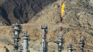 epa04037048 A general view of the South Pars gas field near the southern Iranian port of Assalouyeh, Iran, 22 January 2014. Iran took the first steps 20 January to limit its nuclear programme and was immediately rewarded with a partial lifting of international sanctions, under a deal negotiated with world powers. International Atomic Energy Agency (IAEA) inspectors confirmed said that Irn had halted uranium enrichment to 20 per cent and had begun down-blending uranium enriched to higher levels, in line with a deal struck in November.  EPA/ABEDIN TAHERKENAREH