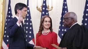 epa12984469 Kevin Warsh takes the oath of office as he is sworn-in as the new Chairman of the Federal Reserve (FED) by US Supreme Court Associate Justice Clarence Thomas in the East Room of the White House in Washington, DC, USA, 22 May 2026.  EPA/YURI GRIPAS / POOL