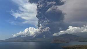 epa11710567 A handout photo made available by the National Board for Disaster Management (BNPB) shows the Lewotobi Laki-Laki volcano spewing volcanic materials during an eruption as seen from Titihena, East Flores, East Nusa Tenggara province, Indonesia, 09 November 2024. The volcano spewed volcanic thick smoke as high as 6000 meters up in the air during the eruption and remains at the highest alert level following the eruption on 04 November that killed nine people according to the Vulcanology and Geological Disaster Mitigation Center (PVMBG).  EPA/BNPB / HANDOUT HANDOUT, EDITORIAL USE ONLY, NO SALESHANDOUT EDITORIAL USE ONLY/NO SALES