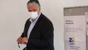 O presidente do PS/Açores e candidato às eleições legislativas da Região Autónoma dos Açores, Vasco Cordeiro, exerce o seu direito de voto em Ponta Delgada, Ilha de São Miguel, Açores, 25 de outubro de 2016. As eleições legislativas regionais dos Açores realizam-se hoje, com  228.999 eleitores inscritos. No total, 13 forças políticas concorrem aos 57 lugares da Assembleia Legislativa Regional. ANDRÉ KOSTERS/LUSA