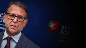 O ministro da Administração Interna, Luís Neves, durante uma conferência de imprensa após uma reunião com as forças de segurança publica e rodoviária com o objetivo delinear e definir medidas de combate à sinistralidade rodoviária, em Lisboa, 12 de agosto de 2026. RODRIGO ANTUNES/LUSA