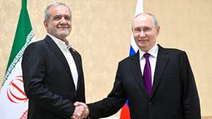 epa13290254 Iranian President Masoud Pezeshkian (L) and Russian President Vladimir Putin shake hands as they pose for photos before a meeting in Turkmenbashi, Turkmenistan, 08 October 2026. Vladimir Putin arrived in Turkmenistan on a two-day working visit.  EPA/SERGEY BOBYLEV / SPUTNIK / KREMLIN POOL MANDATORY CREDIT