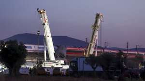 epa13337128 Rescue team members with heavy machinery at the scene where two high-speed trains (AVE in Spanish symbols), one of Renfe and another of Iryo, that have crashed in the village of Urda, Toledo, Spain, 28 October 2026. At least 68 people have been killed in the accident, according to local authorities.  EPA/ISMAEL HERRERO