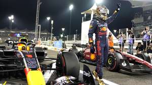 epa10314755 Dutch Formula One driver Max Verstappen of Red Bull Racing waves after winning the qualifying session of the Abu Dhabi Formula One Grand Prix 2022 at Yas Marina Circuit in Abu Dhabi, United Arab Emirates, 19 November 2022.  EPA/Kamran Jebreili / POOL