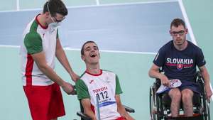 O atleta português, André Ramos (C) reage após vencer o atleta da Eslováquia, Tomas Kral (D) no jogo de boccia individual BC1, esta tarde no Centro de Ginástica de Ariake em Tóquio nos jogos Paralímpicos de Toquio 2020, Japão, 29 de agosto de 2021. MIGUEL A. LOPES/LUSA