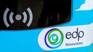 Logótipo da A EDP Renováveis (EDPR), no primeiro parque misto de produção de energias renováveis, que combina aerogeradores com painéis solares, Santo Estêvão, Sabugal, 12 de janeiro de 2023. A EDP Renováveis (EDPR) anunciou hoje a ligação à rede do seu primeiro projeto híbrido a nível global e o primeiro da Península Ibérica, no Sabugal, que combina produção de energia eólica e solar num único local. MIGUEL PEREIRA DA SILVA/LUSA