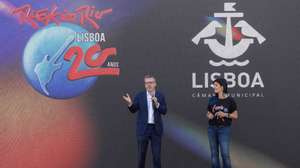 O presidente da Câmara Municipal de Lisboa, Carlos Moedas (E), acompanhado pela vice-presidente do Rock in Rio Lisboa, Roberta Medina, durante a apresentação da próxima edição do festival Rock in Rio Lisboa (2024), que assinala os 20 anos do festival em Portugal, em Lisboa, 12 de outubro de 2023. ANTÓNIO PEDRO SANTOS/LUSA