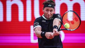 epa11261220 Casper Ruud of Norway in action against Marton Fucsovics of Hungary during the fifth day of the Estoril Open tennis tournament, in Cascais, Portugal, 05 April 2024.  EPA/RODRIGO ANTUNES