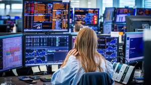 epa12015523 Employees in the trading room of Nordea Markets follow the turmoil and sharp stock market declines following the tariff war that is affecting markets worldwide in Oslo, Norway, 07 April 2025. The stock markets around the world decline amid tariff retaliation imposed by the US against the European Union and various countries globally.  EPA/OLE BERG-RUSTEN  NORWAY OUT