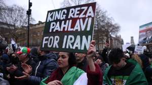 epa12642942 Protesters take part in a rally in support of current protest movement in Iran outside Downing Street in London, Britain, 11 January 2026. Since 28 December 2025, nationwide anti-government protests have taken place across Iran despite a heavy crackdown.  EPA/NEIL HALL