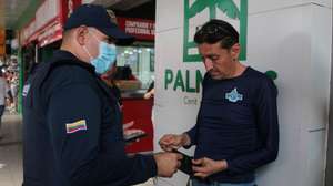 epa13242729 A Migracion Colombia officer asks a person for identification documents in Cucuta, Colombia, 15 September 2026. Colombian authorities have launched their first immigration operation in Cucuta—a city on the border with Venezuela—to identify and deport undocumented foreigners, a crackdown that has already resulted in the deportation of at least ten people in recent weeks.  EPA/MARIO CAICEDO