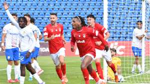 O jogador do Santa Clara, Matheus Nunes (C), festeja o golo durante o jogo da Primeira Liga de Futebol contra o Alverca, realizado no Estádio de São Miguel, em Ponta Delgada, ilha de São Miguel, Açores, 20 de setembro de 2025. EDUARDO COSTA/LUSA