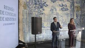O ministro da Presidência, António Leitão Amaro (E), e a ministra da Cultura, Juventude e Desporto, Margarida Bolseiro Lopes (D), na conferência de imprensa no final do Conselho de Ministros, no Palácio Vila, em Sintra, 17 de dezembro de 2025. MANUEL DE ALMEIDA/LUSA