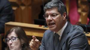 O líder parlamentar do do Partido Socialista (PS), Eurico Brilhante Dias, intervém na sessão plenária no dia da discussão na generalidade do Pacote Laboral, na Assembleia da República, em Lisboa, 18 de junho de 2026. MANUEL DE ALMEIDA/LUSA