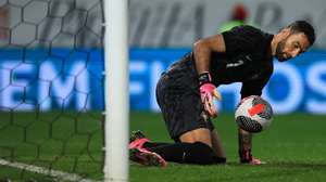 epa11235107 Portugal&#039;s goalkeeper Rui Patricio during an international friendly soccer match between Portugal and Sweden, in Guimaraes, Portugal, 21 March 2024.  EPA/ESTELA SILVA