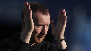 epa11999852 Estoril Praia head coach Ian Cathro reacts during the First League soccer match between Estoril Praia and FC Porto, at Antonio Coimbra da Mota Stadium, in Estoril, Portugal, 30 March 2025.  EPA/JOSE SENA GOULAO