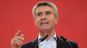 O secretário-geral do Partido Socialista (PS), José Luís Carneiro, intervém durante o Congresso Federativo do Porto, no Pavilhão do Centro Comunitário de Caxinas, Vila do Conde 4 de Julho de 2026. MANUEL FERNANDO ARAÚJO/ LUSA