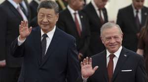 epa13188431 China’s President Xi Jinping (L) and King Abdullah II of Jordan (R) wave after attending a welcoming ceremony at the Great Hall of the People in Beijing, China, 24 August 2026.  EPA/ANDRES MARTINEZ CASARES / POOL
