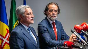 Miguel Albuquerque (D), presidente do PSD Madeira, e José Manuel Rodrigues, presidente do Partido Popular (CDS-PP) da Madeira, apresentaram hoje, em conjunto, um acordo de governação com maioria parlamentar de 24 deputados – 23 do PSD e 1 do CDS-PP – para a próxima legislatura do governo regional da Madeira, Funchal, 25 de março de 2025. GREGÓRIO CUNHA/LUSA