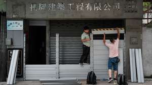 Residentes e comerciantes de Macau tomaram precauções contra os impactos potencialmente graves de ventos sustentados superiores a 200 quilómetros por hora e rajadas até 260, devido à intensidade do supertufão Ragasa que se aproxima do território e que pode ocorrer na quarta-feira a possibilidade de inundações de magnitude comparável às observadas durante os tufões Hato e Mangkhut, 23 de setembro de 2025, Macau. GONÇALO LOBO PINHEIRO/LUSA