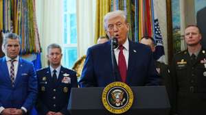epa12594973 US President Donald Trump (C) speaks about his border policies as he makes a statement before a Mexican Border Defense Medal (MBDM) presentation in the Oval office of the White House, in Washington, DC, USA, 15 December 2025. The MBDM medal was established by a memorandum from the Department of Defense in August 2025, to be awarded to service members for their deployment and work on the southern border.  EPA/BONNIE CASH / POOL
