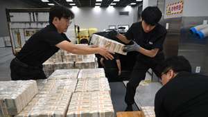 epaselect epa13240643 Cash transport personnel load bundles of South Korean banknotes into a van at the central bank in Seoul, South Korea, 15 September 2026, as the Bank of Korea releases banknotes to stimulate the flow of money ahead of the Chuseok holidays next week.  EPA/JUNG YEON-JE / POOL