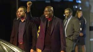 O opositor guineense Domingos Simões Pereira, à chegada ao Aeroporto Humberto Delgado, em Lisboa, 23 de julho de 2026. Simões Pereira estava a cumprir prisão preventiva na Guiné-Bissau desde o passado dia 10 de julho, no âmbito de um processo em que é acusado pela justiça militar de participação numa alegada tentativa de golpe de Estado ocorrida em outubro de 2025. JOSÉ SENA GOULÃO/LUSA
