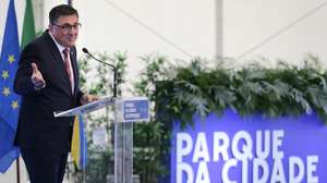 O presidente da câmara municipal de Esposende, Benjamim Pereira discursa durante a cerimónia de lançamento da primeira pedra do Parque da Cidade de Esposende que contou com a presença do primeiro-ministro Luís Montenegro (ausente na fotografia), 28 Abril 2024. MANUEL FERNANDO ARAUJO/LUSA