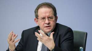 epa06473812 The Vice-President of the European Central Bank (ECB) Vitor Constancio speaks during a press conference following the meeting of the Governing Council of the European Central Bank in Frankfurt Main, Germany, 25 January 2018. The ECB leaves the main interest rates unchanged in its first policy decision of 2018.  EPA/ARMANDO BABANI