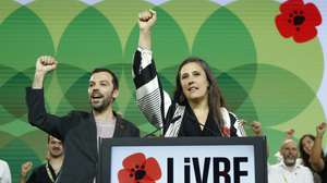 A co-porta voz do Livre, Isabel Mendes Lopes, ladeada pelo candidato a co-porta-voz do partido, Jorge Pinto (E), durante o 17º Congresso do Livre, em Sintra, 11 de julho de 2026. ANTÓNIO PEDRO SANTOS/LUSA
