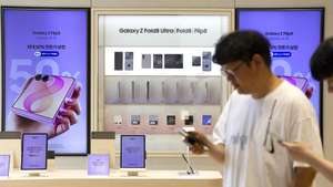 epa13140788 People visit a Samsung Electronics store gallery in Seoul, South Korea, 30 July 2026. Samsung Electronics Co. said its second-quarter net profit rose nearly 14-fold from a year earlier to a record 71.63 trillion won (49.6 billion US dollars).  EPA/JEON HEON-KYUN