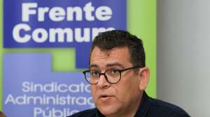 O coordenador da Frente Comum, Sebastião Santana, intervém na conferência de imprensa sobre a jornada nacional de luta dos trabalhadores da Administração Pública, marcada para o dia 17 de maio, em Lisboa, 14 de maio de 2014. ANTÓNIO COTRIM/LUSA