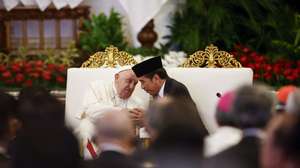 epa11583304 Pope Francis and Indonesian President Joko Widodo hold hands during a meeting with Indonesian authorities, civil society and the diplomatic corps, at the Presidential Palace in Jakarta, Indonesia, 04 September 2024. Pope Francis is on an apostolic visit to the Muslim-majority country of Indonesia from 03 to 06 September, as part of his 12-day trip to the Asia-Pacific region, which includes stops in Papua New Guinea, East Timor, and Singapore.  EPA/WILLY KURNIAWAN / POOL