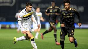 O jogador do Famalicão Gil Dias (E) disputa a bola com o jogador do Casa Pia Rafael Brito durante o jogo da Primeira Liga de Futebol disputado no estádio municipal de Famalicão, 23 de fevereiro de 2026. JOSÉ COELHO/LUSA