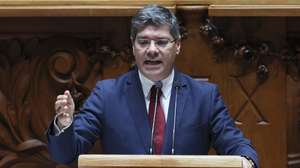 Eurico Brilhante Dias, líder parlamentar do PS, durante a sessão plenária no parlamento da Assembleia da República, em Lisboa, 02 de junho 2026.  MANUEL DE ALMEIDA/LUSA