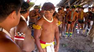 Jovens na casa dos homens na aldeia índia Ngohwere na Amazónia, Brasil, que desconhece que agosto foi o mês mais quente em 137 anos, Xingu, Brasil, 25 de agosto de 2016. A aldeia Ngohwere, do povo Kisêdje, fica no parque indígena do Xingu, Mato Grosso, Amazónia, que foi criado em 1961 e onde vivem 6.000 índios de 16 etnias (ACOMPANHA TEXTO DE 1 DE OUTUBRO DE 2016)  FERNANDO PEIXEIRO/LUSA