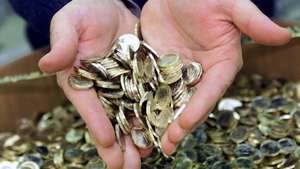 epa09658512 (FILE) - A person holds a handful of euro coins at the state-mint in Rome, Italy, 27 November 2001 (reissued 28 December 2021). The new year's 01 January 2022 marks the 20th anniversary of the introduction of Europe's first ever single currency. A dozen European countries with Austria, Belgium, Finland, France, Germany, Greece, Ireland, Italy, Luxembourg, the Netherlands, Portugal and Spain initially joined in blazing the euro trail.  EPA/CLAUDIO ONORATI *** Local Caption *** 53393535