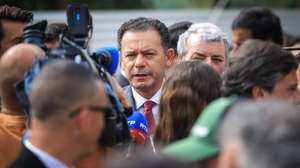 O primeiro-ministro, Luís Montenegro, fala à comunicação social, durante a cerimónia de assinatura do auto de consignação da EN 222-A32/IC2 (Nó de Canedo/Serrinha), Castelo de Paiva, em Aveiro, 13 de julho de 2026. JOSÉ COELHO/LUSA