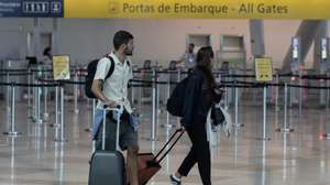 Passageiros no Aeroporto Francisco Sá Carneiro que se encontra hoje fechado para obras na pista, Maia, 10 de setembro de 2025. As obras de reforço estrutural da pista deverão estar concluídasno final de 2026. JOSÉ COELHO/LUSA