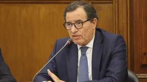 O ministro da Economia e da Coesão Territorial, Manuel Castro Almeida, na Comissão de Economia e Coesão Territorial a requerimento do grupo parlamentar do PS, “sobre o estado efetivo de execução do Plano de Recuperação e Resiliência”, na Assembleia da República, em Lisboa, 16 de setembro de 2026. JOÃO RELVAS/LUSA