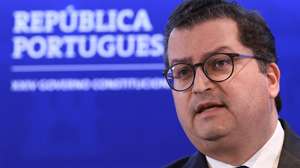 O ministro de Estado e das Finanças, Joaquim Miranda Sarmento, participa na conferência de imprensa no final da reunião do Conselho de Ministros, realizada esta manhã na residência oficial, no palácio de São Bento, em Lisboa, 02 de maio de 2024. ANTÓNIO COTRIM/LUSA