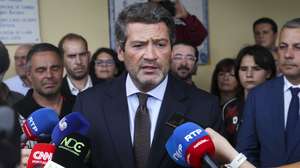 O presidente do Chega, André Ventura, fala aos jornalistas à chegada para a visita ao Centro Social São João, em Pé de Cão, Coimbra, 28 de agosto de 2026. PAULO NOVAIS/LUSA