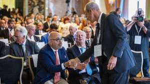 O ministro das Infraestruturas e Habitação, Miguel Pinto Luz (E), acompanhado pelo presidente da Confederação de Turismo de Portugal, Francisco Calheiros (C) cumprimenta o Ceo do Banco Millenium BCP, Miguel Maya (D), na 8.ª Cimeira do Turismo Português, no Hotel Ritz Four Seasons, em Lisboa, 28 de setembro de 2026. JOSÉ SENA GOULÃO/LUSA