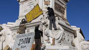 Manifestantes retiram cartazes após ordem da polícia durante o protesto pelo direito à habitação, na Praça do Rossio, em Lisboa, 22 de outubro de 2026. O protesto pelo direito à habitação e contra o aumento do custo de vida em Portugal teve início na cidade do Porto, no dia 10 deste mês, e estendeu-se posteriormente a Lisboa e a várias outras cidades portuguesas. JOSÉ SENA GOULÃO/LUSA
