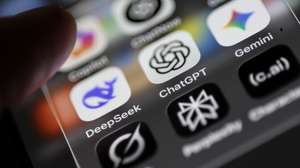epa12494835 (ILLUSTRATION) - A mobile phone display showing the icons of artificial intelligence (AI) apps Deepseek, Chatgpt and Gemini in Berlin, Germany, 31 October 2025.  EPA/HANNIBAL HANSCHKE