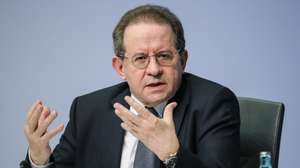 epa06473812 The Vice-President of the European Central Bank (ECB) Vitor Constancio speaks during a press conference following the meeting of the Governing Council of the European Central Bank in Frankfurt Main, Germany, 25 January 2018. The ECB leaves the main interest rates unchanged in its first policy decision of 2018.  EPA/ARMANDO BABANI