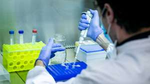 O investigador da unidade de bioinformática do Instituto Nacional de Saúde Ricardo Jorge (INSA), Vítor Borges, procede à análise de uma amostra, em Lisboa, 24 de abril de 2020. Há dois meses que o Instituto Ricardo Jorge trabalha noite e dia para responder aos pedidos de análises de amostras suspeitas da covid-19, havendo dias que chega a fazer 800 testes num total de mais de 320 mil realizados. (ACOMPANHA TEXTO DO DIA 29 DE ABRIL DE 2020). JOSÉ SENA GOULÃO/LUSA