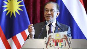 epa13099468 Malaysia's Prime Minister Anwar Ibrahim speaks during a press conference with Thailand’s Prime Minister Anutin Charnvirakul during Anutin’s official visit, at the Federal Government office of Perdana Putra in Putrajaya, Malaysia, 09 July 2026.  EPA/HASNOOR HUSSAIN / POOL